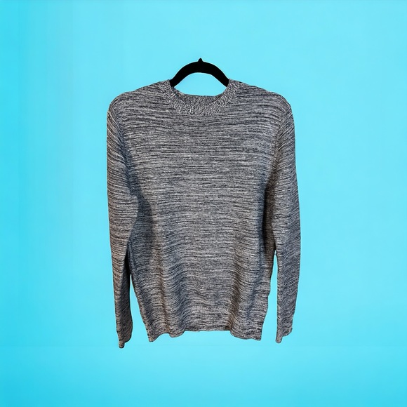 Tommy Hilfiger Sweaters - A Tommy Hilfiger crew neck sweater in gray and a size medium